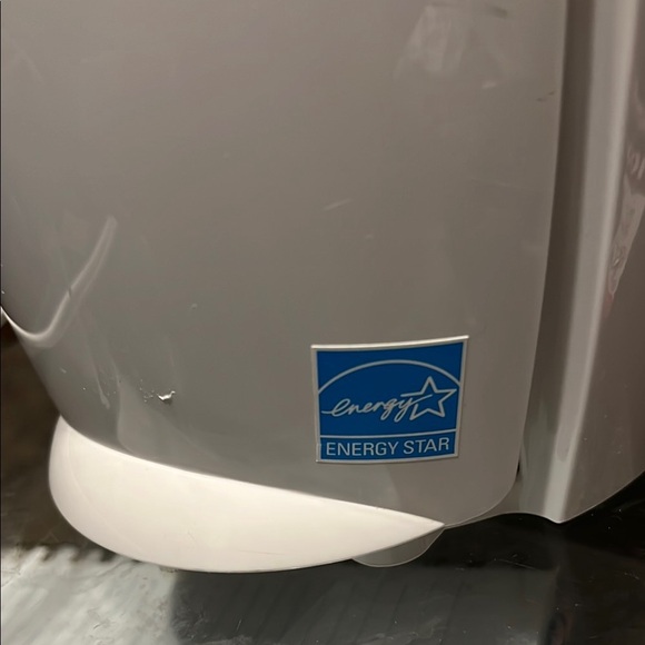 White Curved Air Purifier with Vertical Accent - Picture 2 of 5